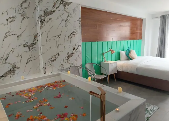Jacuzzi Hotel *