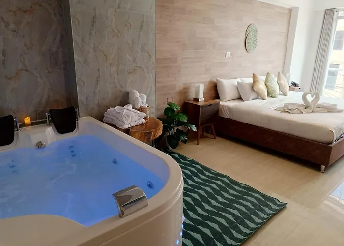Jacuzzi Hotel *